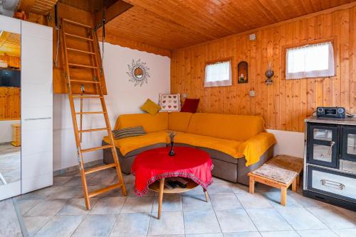 un soggiorno con divano e scala a pioli di Apartments for families with children Prezid, Gorski kotar - 20260 a Prezid