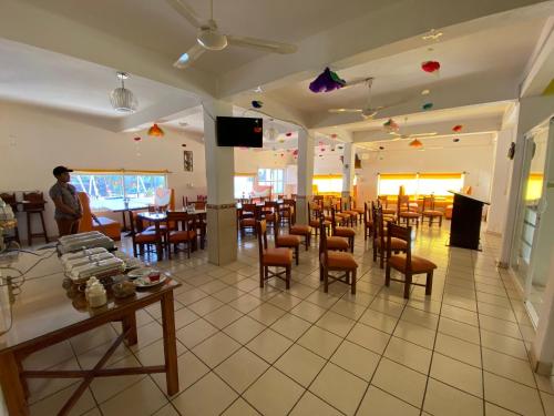 ein Restaurant mit einem Esszimmer mit Tischen und Stühlen in der Unterkunft HOTEL CASA DEL REY!! in Arriaga