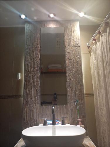 y baño con lavabo y espejo. en Acogedor y Luminoso 2 Ambientes Centro Morón en Morón
