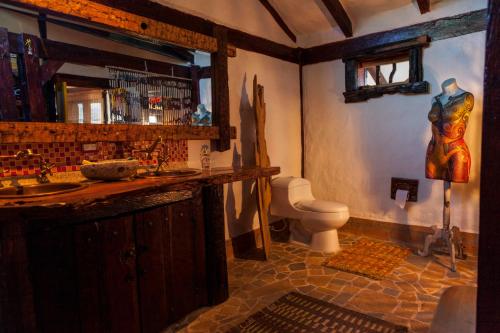 uma casa de banho com um lavatório e um WC. em Las Margaritas Salento em Salento