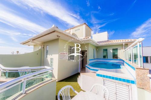 een villa met een zwembad en een huis bij Delicioso terraço com piscina privativa espera por você in Governador Celso Ramos