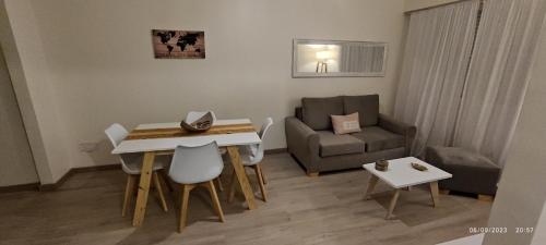 uma pequena sala de estar com uma mesa e um sofá em Un departamento con historia em Buenos Aires