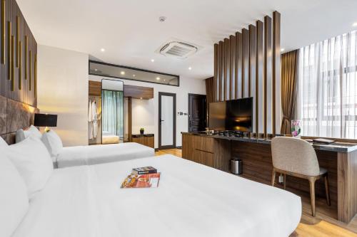 Habitación de hotel con 2 camas y cocina en Hadiva Boutique Hotel en Da Nang
