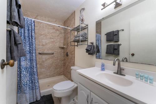 een badkamer met een wastafel, een toilet en een douche bij Kihei Bay Surf D142 A Safe Place To Stay in Kihei