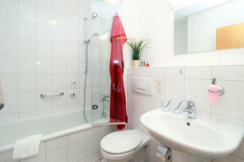 uma casa de banho com um WC, um lavatório e um chuveiro em Deutsches Haus Zimmer 19 em Wustrow