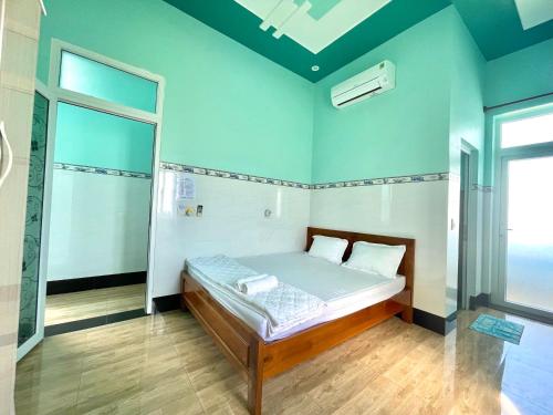 a bedroom with a bed and a large window at Hồng Phú Motel - Đảo Phú Quý in Cu Lao Thu