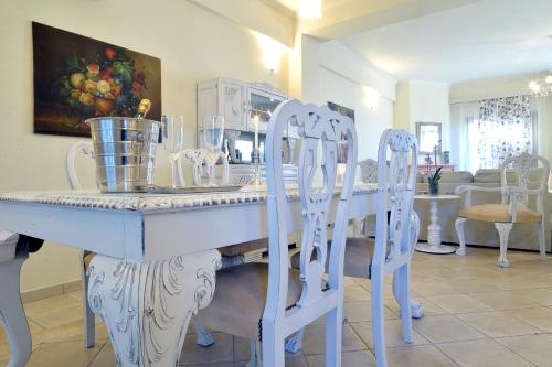 Un restaurante u otro lugar para comer en Melitta Villa