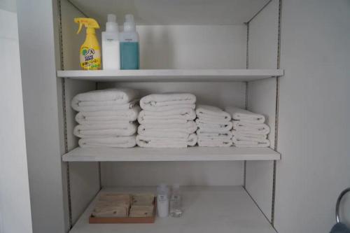 una mensola con asciugamani e detergenti in bagno di Zaimokuza SOLA 鎌倉材木座 a Kamakura