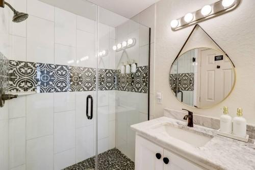 Ένα μπάνιο στο The Retro Retreat - Close to Downtown, Fort Sam