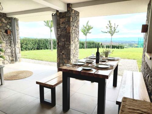 - une table à manger avec une bouteille de vin sur la terrasse dans l'établissement Holiday home in Semic - Kranjska Krain 44969, à Semič