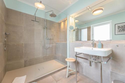 y baño con lavabo y ducha. en Appartement Sylter Glück, en Westerland
