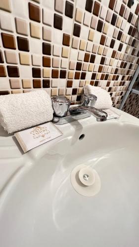 Bilik mandi di Valicha Casa Hotel