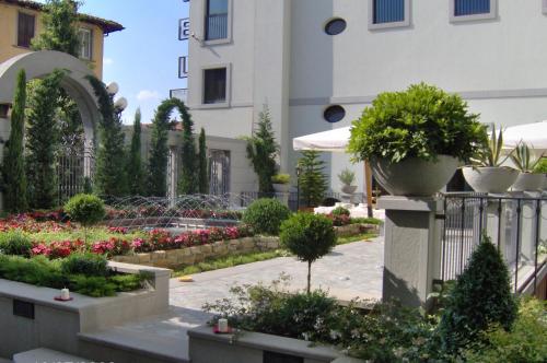 un jardín en un edificio con flores y plantas en Hotel Villa Zoia en Boltiere