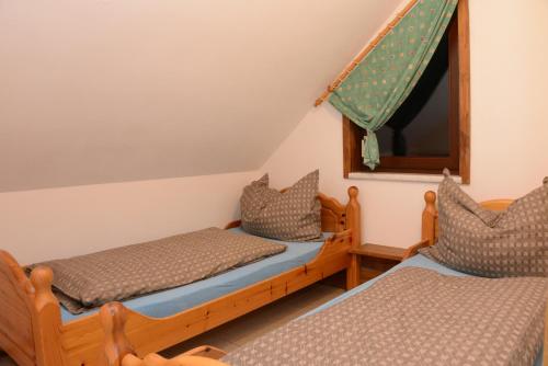 a room with two twin beds and a window at Casa Mia in Sankt Georgen ob Murau
