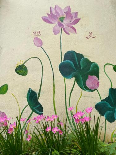 a painting of flowers on the side of a wall at Thôn Hoa Sen in Thôn Xuân Lỗ