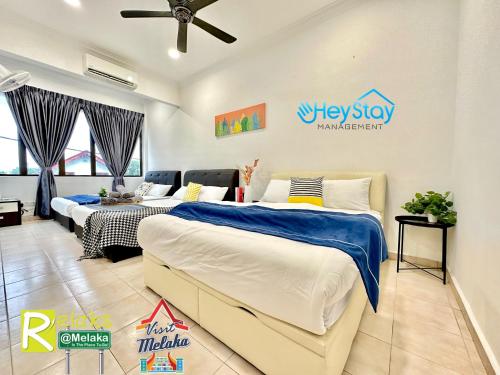 um quarto com duas camas num quarto em GardenHomeStay TownArea Karaok Mahjong PrivatePool By HeystayManagement em Malaca