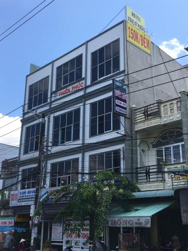 a building with a sign on the side of it at Khách sạn Thiên Phúc in Cà Mau