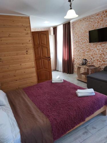 Ένα ή περισσότερα κρεβάτια σε δωμάτιο στο Good House Yaremche