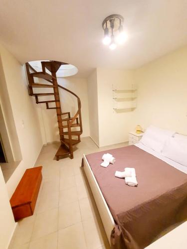 a bedroom with a bed with two towels on it at BELLA'S HOUSE in Danilia