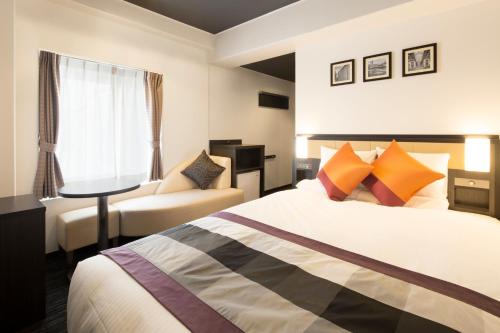 Ένα ή περισσότερα κρεβάτια σε δωμάτιο στο HOTEL MYSTAYS Shinsaibashi