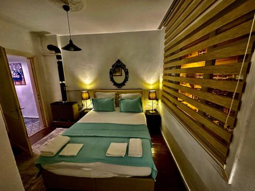 1 dormitorio con 1 cama grande con sábanas verdes en İncir altı üsküdar, en Estambul
