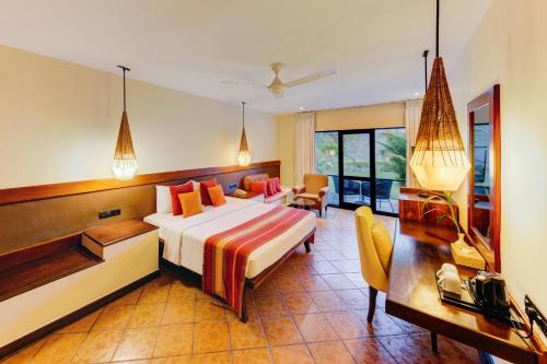 Habitación de hotel con cama y escritorio en Cinnamon Citadel Kandy, en Kandy