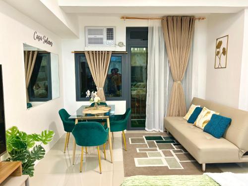 Een zitgedeelte bij FREE PARKING Modern Luxury Condo in Makati-Mandaluyong with Balcony - Casa Solares