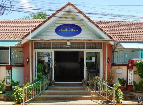 ein Gebäude mit einem Schild, das Markthaus liest in der Unterkunft Udon Thai House Resort & Hotel in Udon Thani