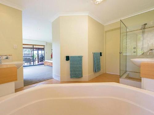 North Boyanup的住宿－Sky Blue Retreat，带浴缸和盥洗盆的大浴室