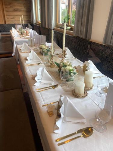 a long table with white napkins and glasses on it at Hotel-Gasthof Weisses Ross in Schwaig bei Nürnberg