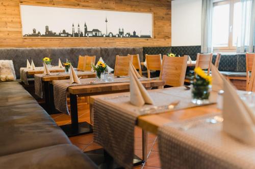 a row of tables in a restaurant with chairs at Hotel-Gasthof Weisses Ross in Schwaig bei Nürnberg