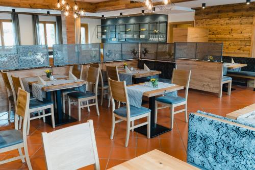 a dining room with wooden tables and chairs at Hotel-Gasthof Weisses Ross in Schwaig bei Nürnberg