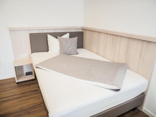 a bedroom with two beds with white sheets at Hotel-Gasthof Weisses Ross in Schwaig bei Nürnberg