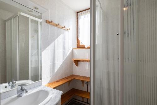 ein Bad mit einem Waschbecken und einer Dusche in der Unterkunft Appartement 2 Pièces - Les Saisies in Hauteluce