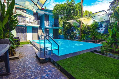 einen Pool im Hof eines Hauses in der Unterkunft FabEscape Sion Resort With Pool, Candolim in Candolim