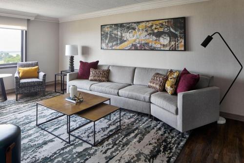 a living room with a couch and a table at Ann Arbor Marriott Ypsilanti at Eagle Crest in Ann Arbor