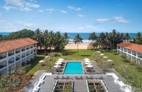 uma vista aérea de um resort com piscina e praia em Heritance Ayurveda - All Meals and Treatments em Bentota