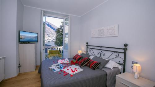 a small bedroom with a bed and a window at Villa Lucia Laglio in Laglio