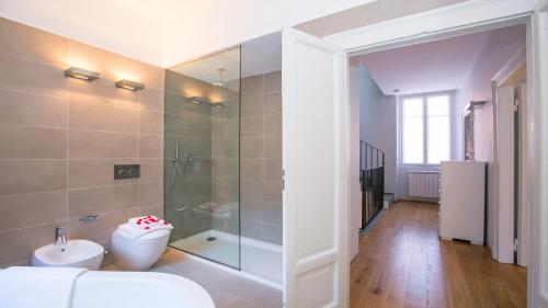 a bathroom with a glass shower and a toilet at Villa Lucia Laglio in Laglio