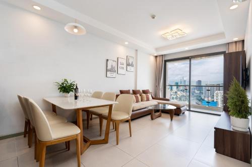 een woonkamer met een bank en een tafel bij The Silver Gold View Apartment in Ho Chi Minh-stad