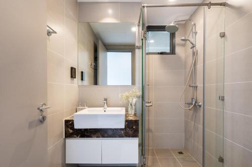 een badkamer met een wastafel en een douche bij The Silver Gold View Apartment in Ho Chi Minh-stad