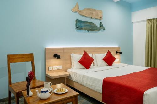 贝托贝提姆Jasminn Hotel - AM Hotel Kollection的酒店客房,配有床和餐桌,