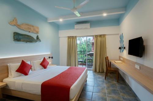 贝托贝提姆Jasminn Hotel - AM Hotel Kollection的一间卧室，配有一张床、一张书桌和一台电视