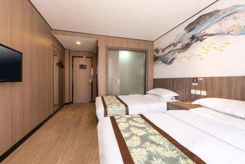 TV a/nebo společenská místnost v ubytování East Sacred Hotel ᴸᴱO Celebrating our 1st anniversary ---Foreign Accept English-Speaking Team--- 2 mins-walk to Subway丨Customized Tour Better-Live like a Local丨Near Tiananmen Forbidden丨Free Laundry,coffee,snacks and wifi-unlimited Software Leo