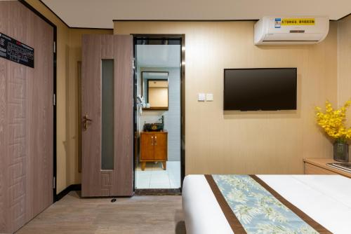 East Sacred Hotel ᴸᴱO Cover most of needs ---Foreign Accept English-Speaking Team--- 2 mins-walk to Subway丨Customized Tour Better-Live like a Local丨Near Tiananmen Forbidden丨Free Laundry,coffee,snacks and wifi-unlimited Software Leoにあるテレビまたはエンターテインメントセンター