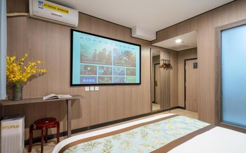 East Sacred Hotel ᴸᴱO Cover most of needs ---Foreign Accept English-Speaking Team--- 2 mins-walk to Subway丨Customized Tour Better-Live like a Local丨Near Tiananmen Forbidden丨Free Laundry,coffee,snacks and wifi-unlimited Software Leoにあるテレビまたはエンターテインメントセンター