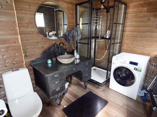 ein Badezimmer mit einem Waschbecken und einer Waschmaschine in der Unterkunft Holiday home Foldereid II in Foldereid
