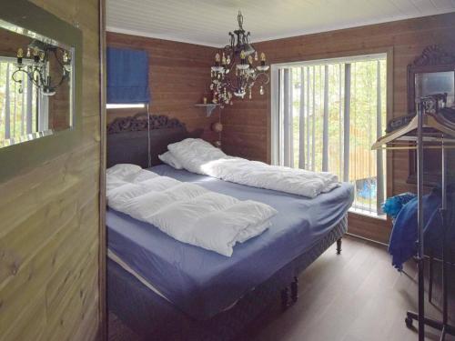 ein Schlafzimmer mit 2 Betten mit Kissen darauf in der Unterkunft Holiday home Foldereid II in Foldereid