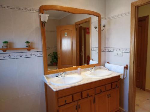 Casinos的住宿－Casa Rural Roa，一间带两个盥洗盆和大镜子的浴室