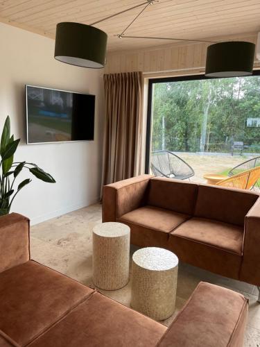 uma sala de estar com um sofá e mesas e uma janela em Morze Brzoza em Jastrzebia Gora